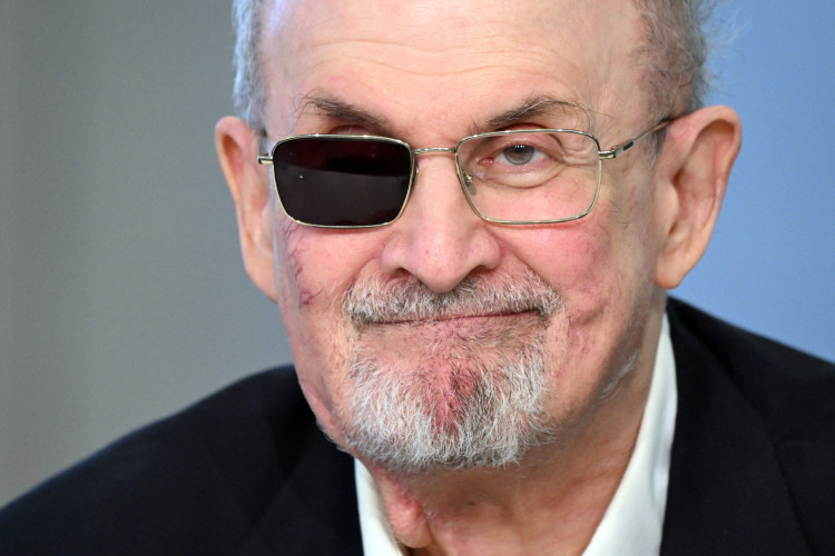 Salman Rushdie lança livro em que conta sobre o atentado a faca que sofreu em Nova York
