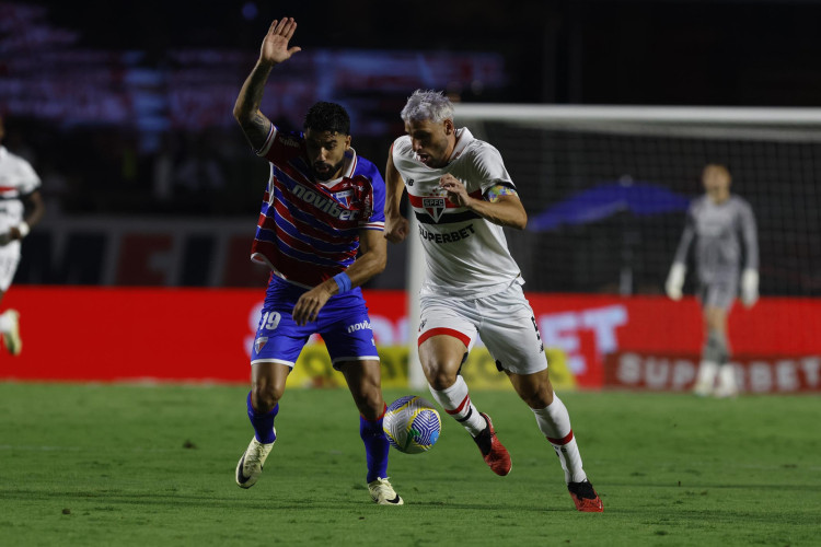 Brítez e Calleri disputam lance no jogo São Paulo x Fortaleza, no Morumbis, pelo Campeonato Brasileiro Série A 2024