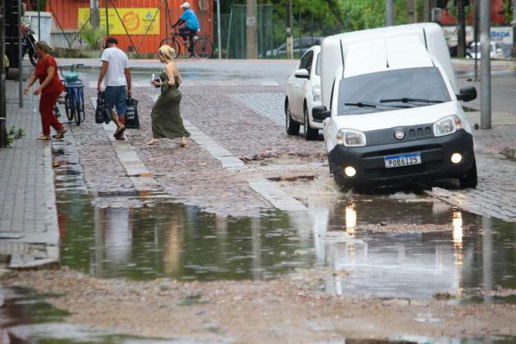 Buracos e calçamento solto são registrados na rua José Avelino, símbolo comercial em Fortaleza