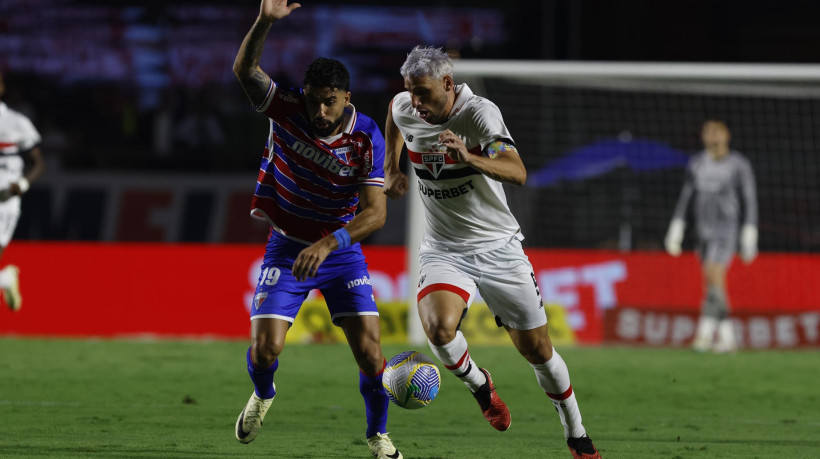 Brítez e Calleri disputam lance no jogo São Paulo x Fortaleza, no Morumbis, pelo Campeonato Brasileiro Série A 2024 