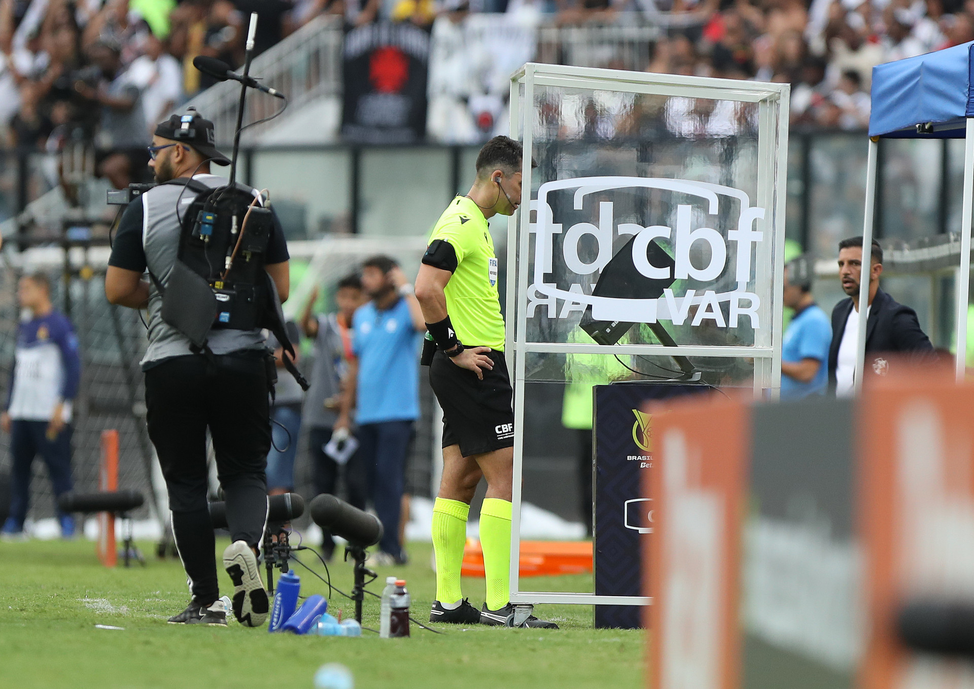 Árbitro no monitor do VAR em campo em jogo da Série A 2024 (Foto: Rafael Ribeiro/CBF)