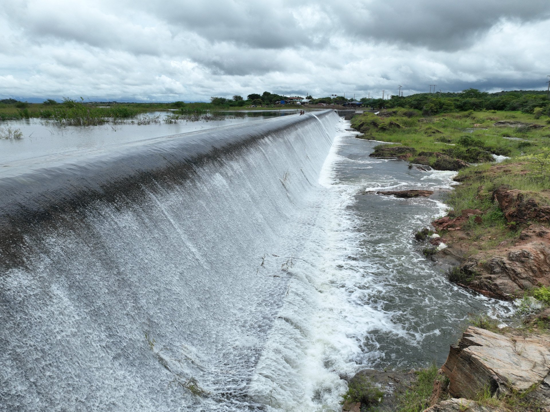 ￼ARARAS, em Varjota, foi o maior açude que sangrou no Ceará em 2024  (Foto: Emanuell Coelho/Especial para O Povo)