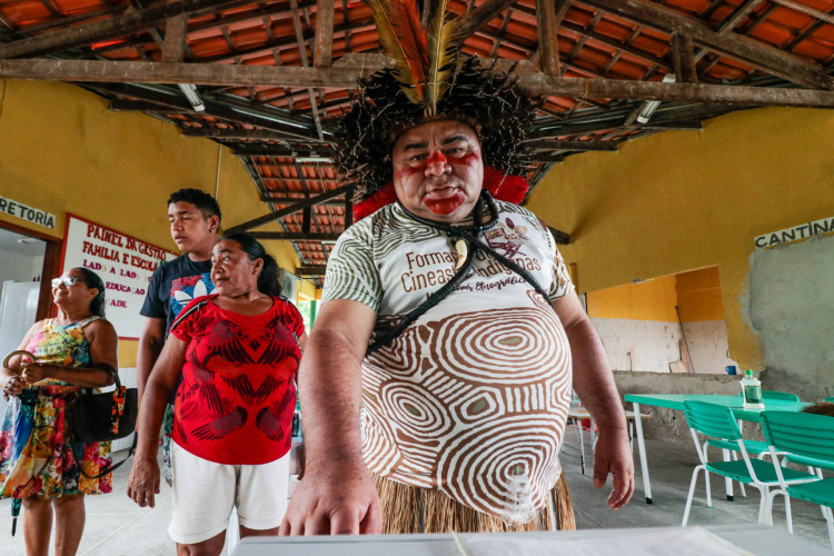 ￼INDÍGENA diante da urna em ação do TRE-CE em escola Jenipapo-Kanindé