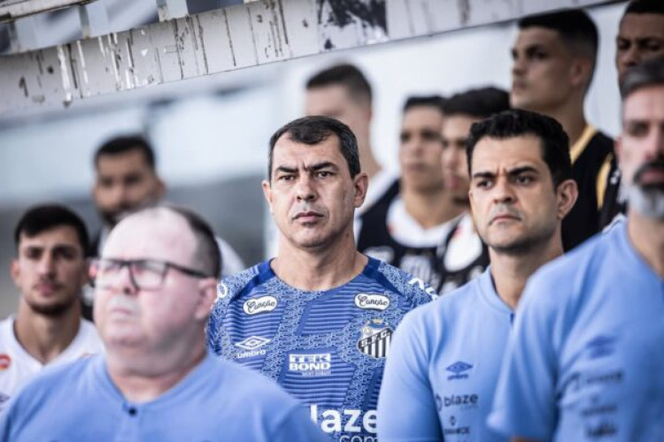 Técnico do Santos, Fábio Carille criticou falhas no primeiro tempo e disse que equipe melhorou na etapa final, mas não como poderia 