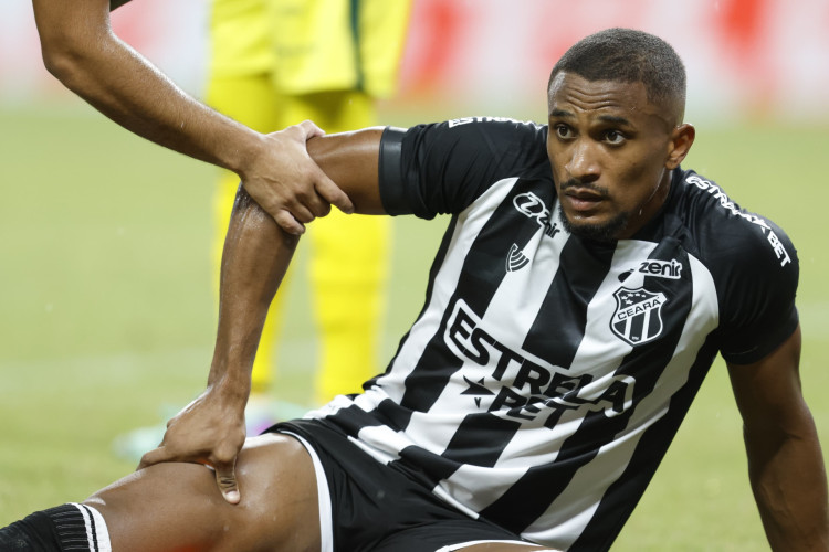 Saulo Mineiro sente lesão na coxa durante jogo do Ceará contra o Goiás, na abertura da Série B 2024, na Arena Castelão.