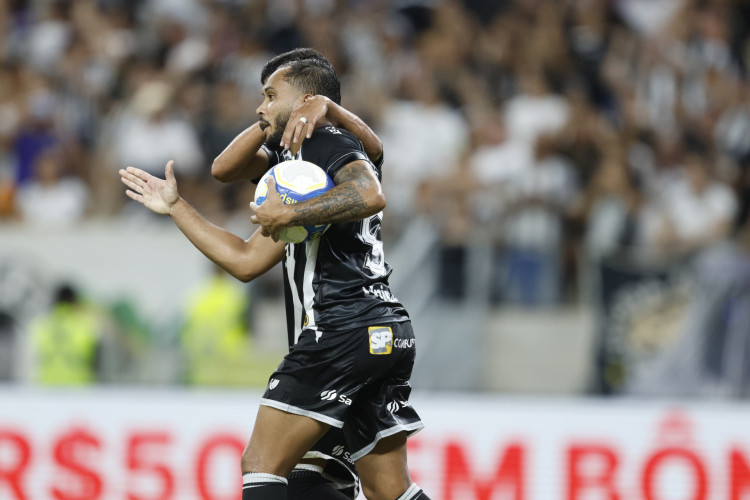 Lourenço comemora gol marcado junto de Erick Pulga durante jogo do Ceará contra o Goiás, na abertura da Série B 2024, na Arena Castelão.