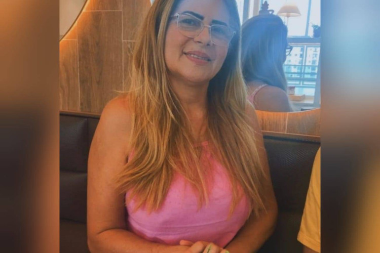 Mulher estava dentro de uma padaria, no bairro Jockey Clube, quando foi atingida na cabeça por uma bala perdida