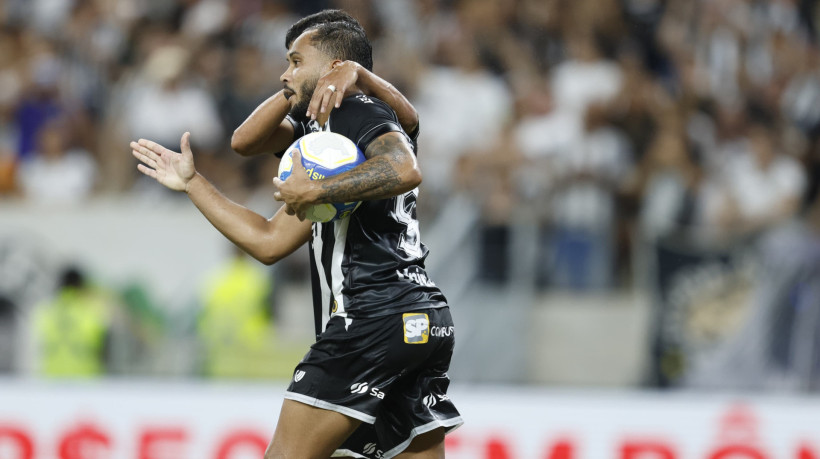 Lourenço comemora gol marcado junto de Erick Pulga durante jogo do Ceará contra o Goiás, na abertura da Série B 2024, na Arena Castelão.