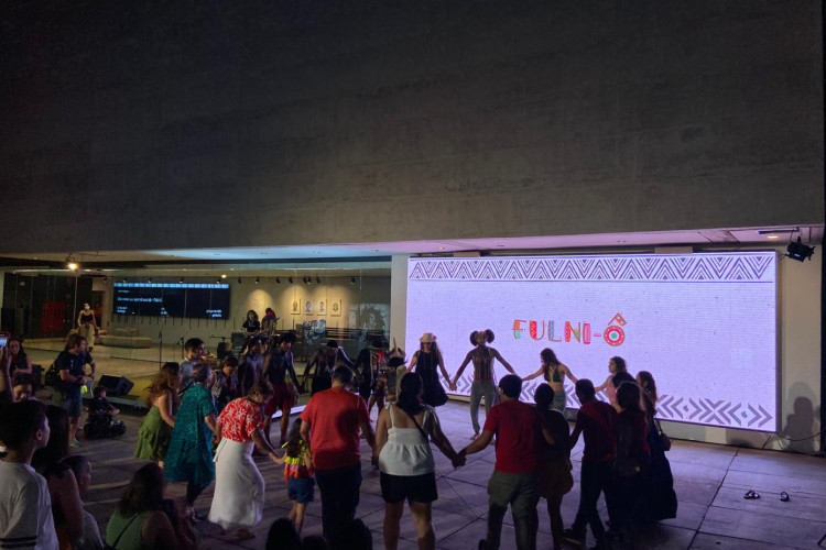 Público interage em apresentação de dança no MIS