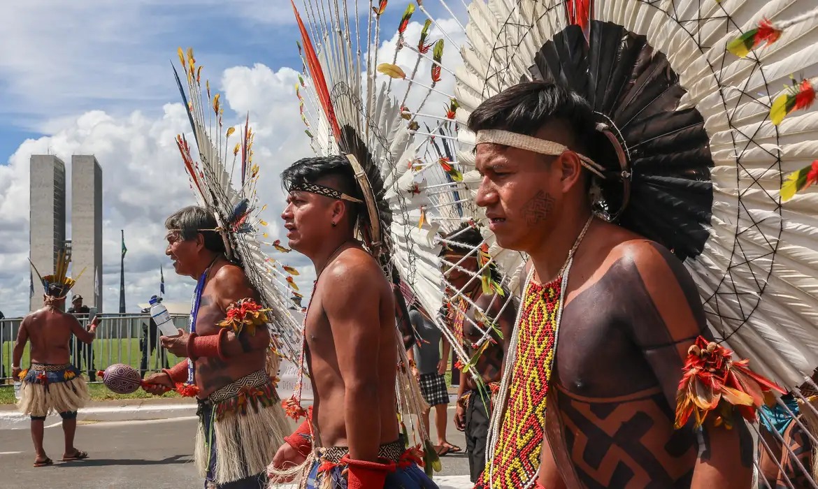 Índígenas protestam contra o Marco Temporal (Foto: José Cruz/ Agência Brasil)