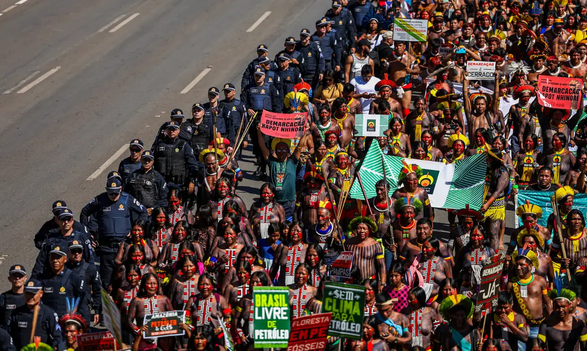 Indígenas em Brasília divulgam reivindicações aos Três Poderes