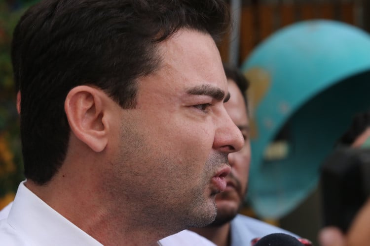 Samuel Elânio, ex-secretário de segurança do Estado, durante coletiva realizada por ocasião do assassinato de um funcionário dentro do IJF