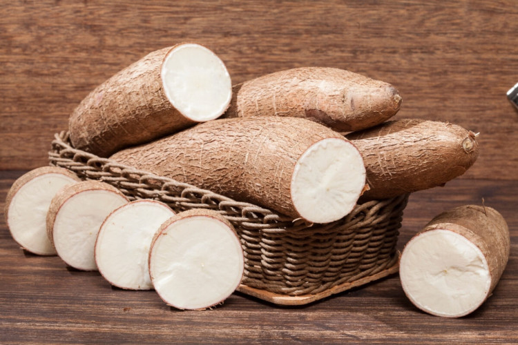 A mandioca não só traz sabor às refeições, mas também uma série de vantagens para a saúde (Imagem: gcafotografia | Shutterstock)