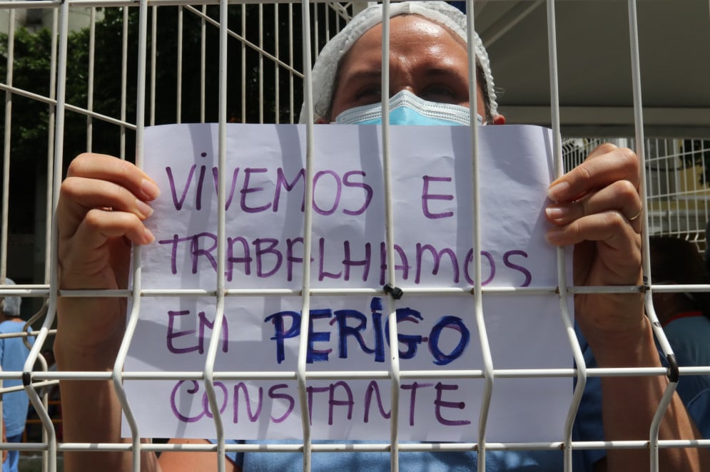 Profissionais de saúde em protesto contra a falta de segurança, após o assassinato no IJF(Foto: FÁBIO LIMA)