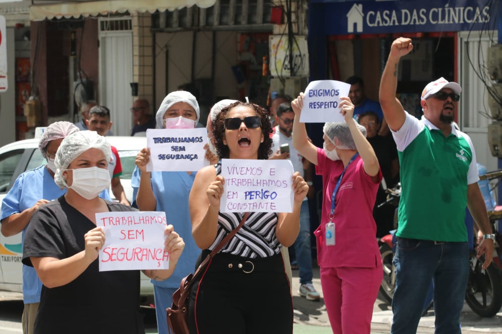 Profissionais de saúde em protesto contra a falta de segurança, após o assassinato no IJF(Foto: FÁBIO LIMA)