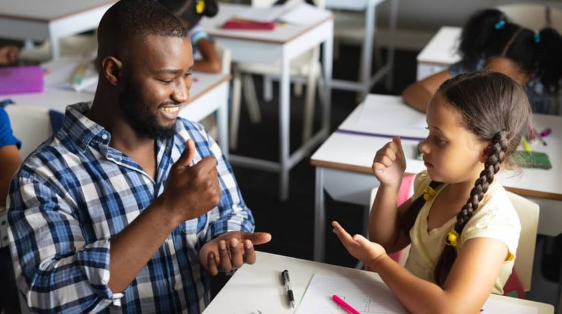 Seja em ações formativas presenciais ou cursos virtuais, é possível aprender Libras com professores capacitados em diversos formatos de ensino. Confira locais que oferecem cursos de Libras em Fortaleza