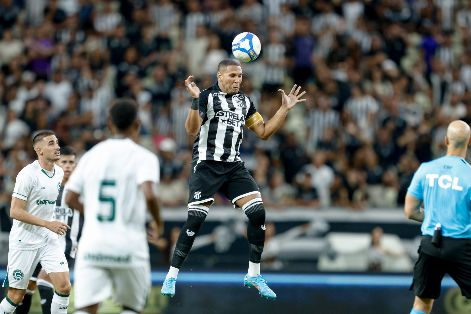 Matheus Felipe retorna à zaga alvinegra após lesão (Foto: AURÉLIO ALVES)