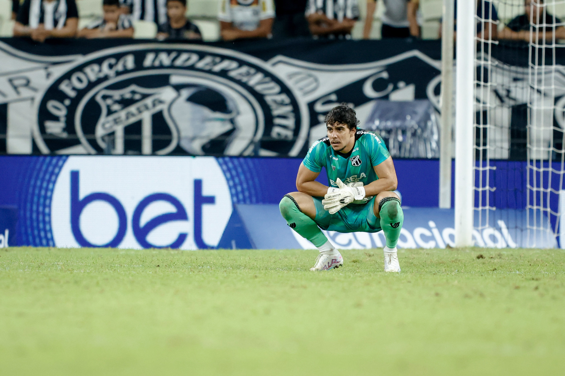 Richard é o titular na meta alvinegra (Foto: AURÉLIO ALVES)