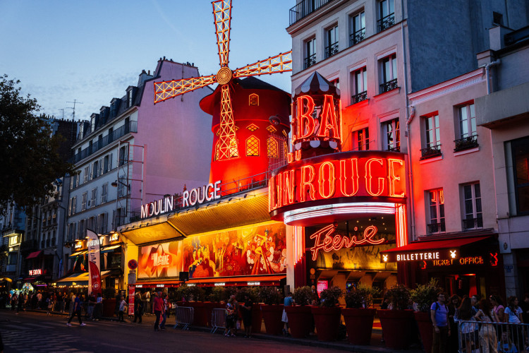 Partes da fachada do famoso cabaré Moulin Rouge, em Paris, desabam