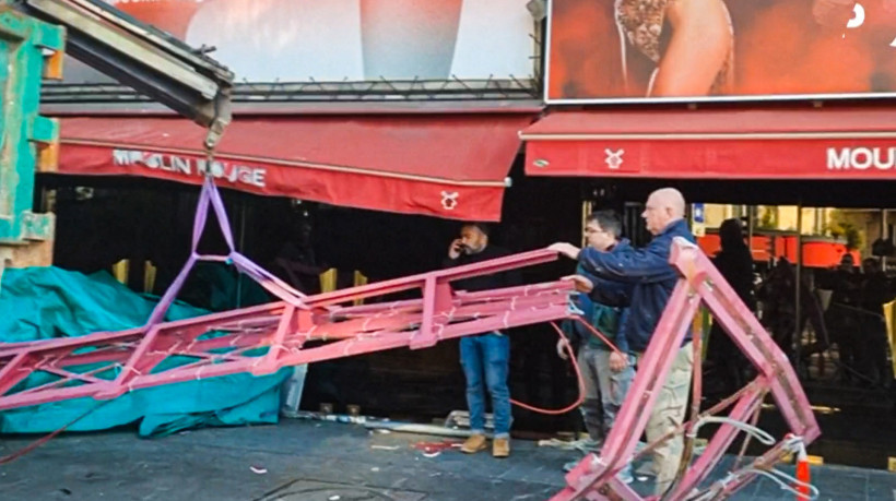 Equipes retiram as pás do moinho do Moulin Rouge, famoso cabaré parisiense 