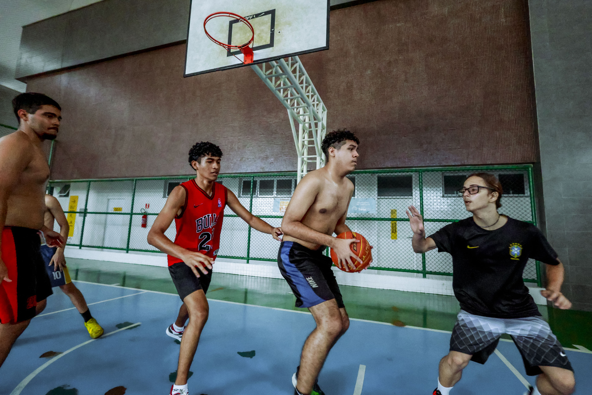 Cuca do Pici recebe atividades de esportes, a exemplo do basquete  (Foto: FOTOS: FCO FONTENELE)