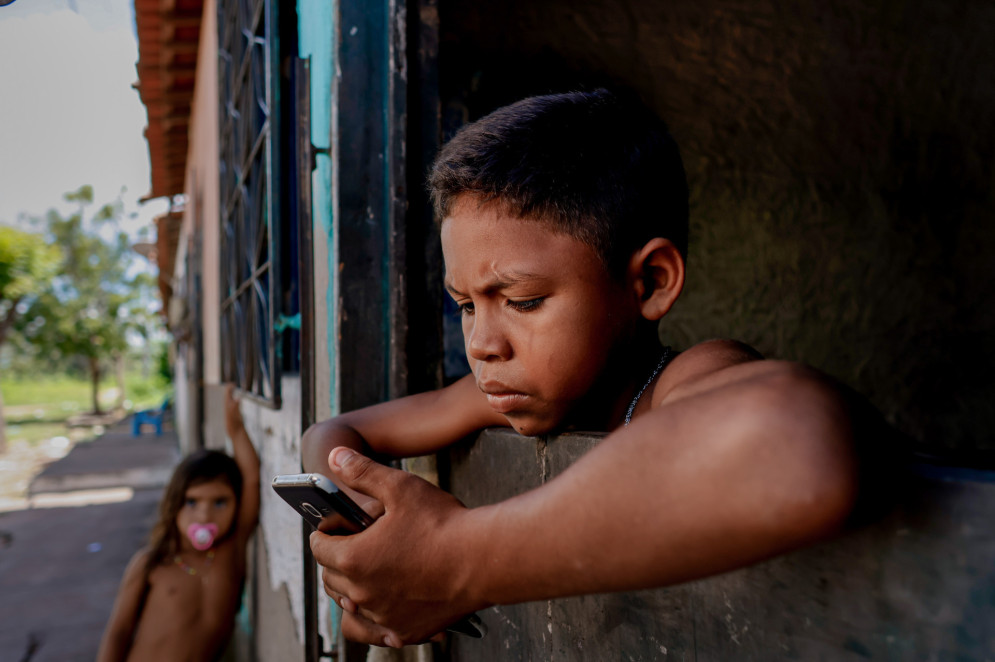 PACUJÁ-CE-BRASIL, 26-04-2024: Garoto acessa a internet através de seu celular na Zona Rural do Ceará. (Foto: Aurélio Alves/O Povo) (Foto: AURÉLIO ALVES)