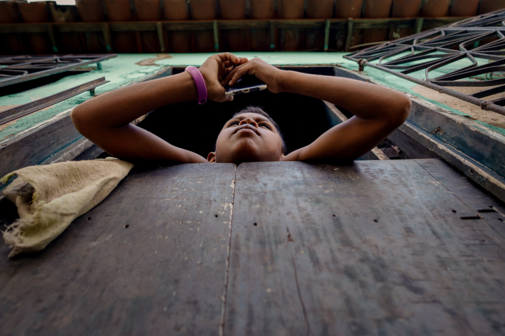 PACUJÁ-CE-BRASIL, 26-04-2024: Garoto acessa a internet através de seu celular na Zona Rural do Ceará. (Foto: Aurélio Alves/O Povo) (Foto: AURÉLIO ALVES)