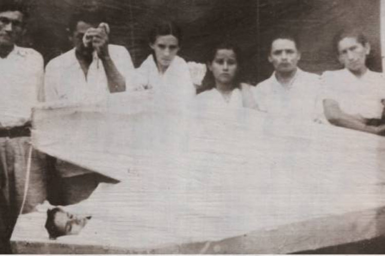 Registro do velório de Mártir Francisca, em 1958; entenda a história da jovem santificada no Ceará