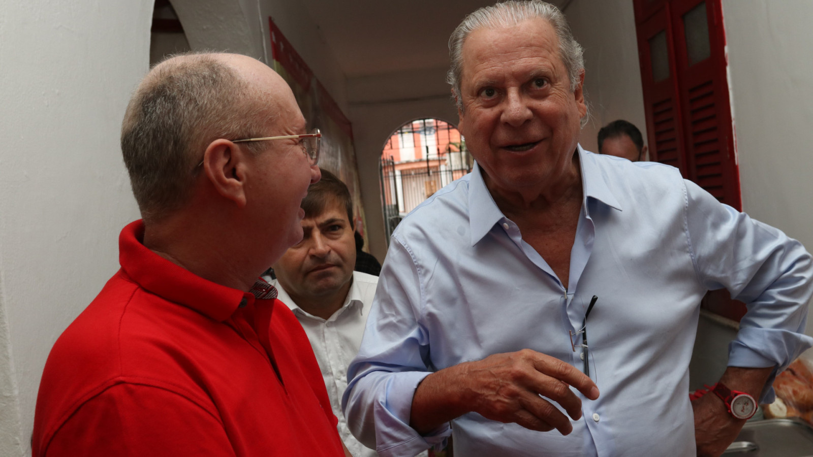 ￼DIRCEU recebido na sede do PT Ceará por Conin, presidente estadual do partido (Foto: FÁBIO LIMA)