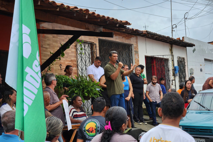 Moradores protestam contra transferência de local que presta atendimentos à saúde, no bairro Parque Santa Maria
