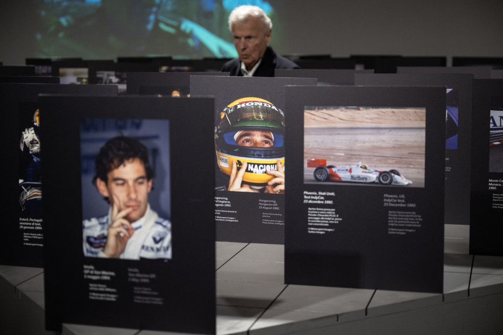 Foto de Ayrton Senna na exposição "Ayrton Senna Forever", na Itália, em tributo aos 30 anos da morte do piloto brasileiro(Foto: Marco BERTORELLO / AFP)
