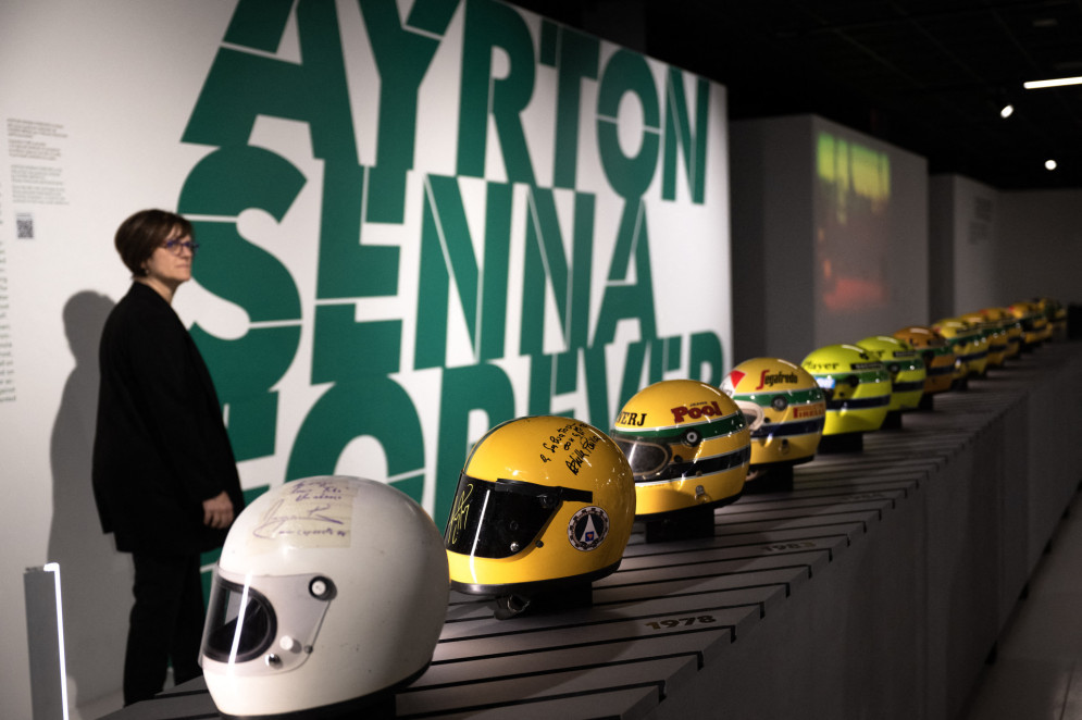 Capacetes expostos na exposição "Ayrton Senna Forever", na Itália, em tributo aos 30 anos da morte do piloto brasileiro(Foto: Marco BERTORELLO / AFP)