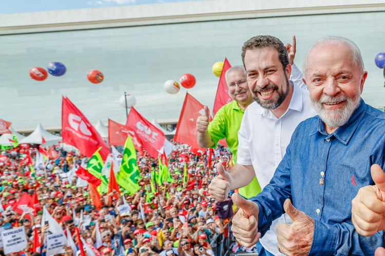 ￼PRÉ-CANDIDATO a prefeito de São Paulo, deputado Guilherme Boulos (Psol), e o presidente Lula no ato em comemoração ao 1º de Maio