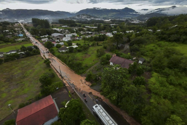 Estrada inundada após fortes chuvas na cidade de Encantado, no Rio Grande do Sul