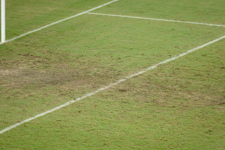 FORTALEZA, CEARÁ,  BRASIL- 01.05.2024: Gramado da Arena Castelão com buracos e sem grama na partes dos goleiros.