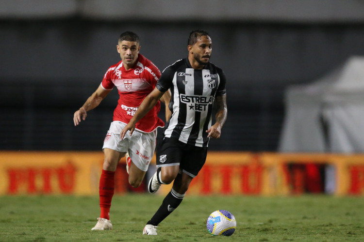 AL - COPA DO BRASIL 2024, CRB x CEARÁ - ESPORTES - AL - MACEIÓ - 02/05/2024 - COPA DO BRASIL 2024, CRB X CEARÁ - Lourenço jogador do Ceará durante a partida contra o CRB no estádio Rei Pelé em Maceió (AL), pela Copa do Brasil 2024, nesta quinta-feira (2).