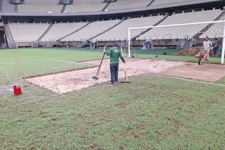 Recuperação do gramado da Arena Castelão teve início nesta quinta-feira (2/5)