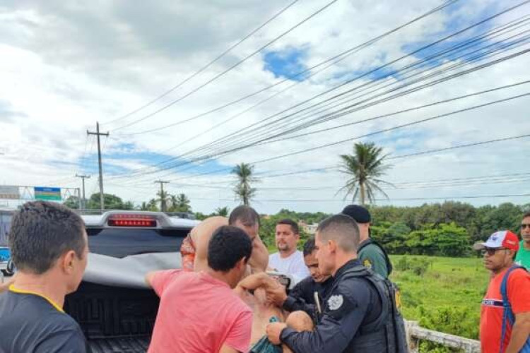 Os policiais regataram o idoso com o auxílio dos populares que lá estavam 