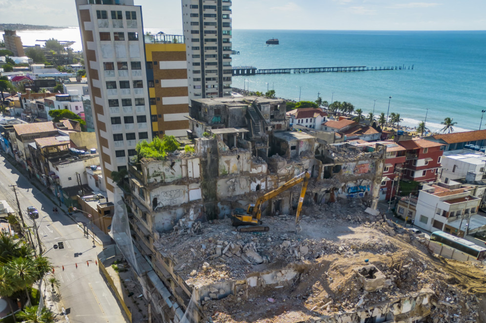 Início de demolição do demolição Edifício São Pedro, na Praia de Iracema, em fevereiro deste ano(Foto: FCO FONTENELE)