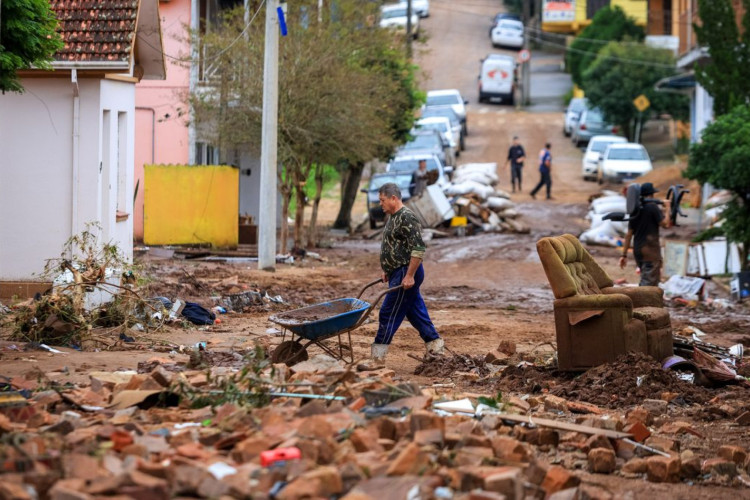 Defesa Civil de Eldorado do Sul pede socorro para resgatar ilhados