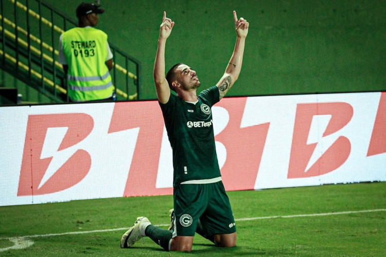 Thiago Galhardo marcou seu primeiro gol com a camisa do Goiás