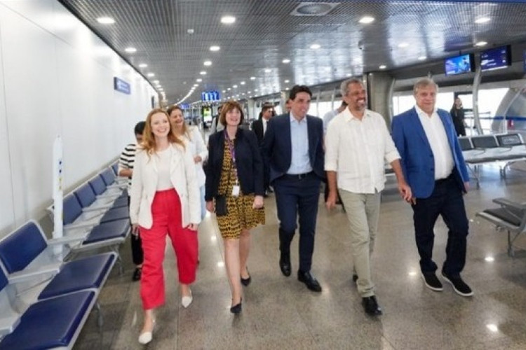 Ministro de Portos e Aeroportos, Sílvio Costa Filho (de terno ao centro), visitou as novas estruturas do terminal de passageiros do Aeroporto de Fortaleza