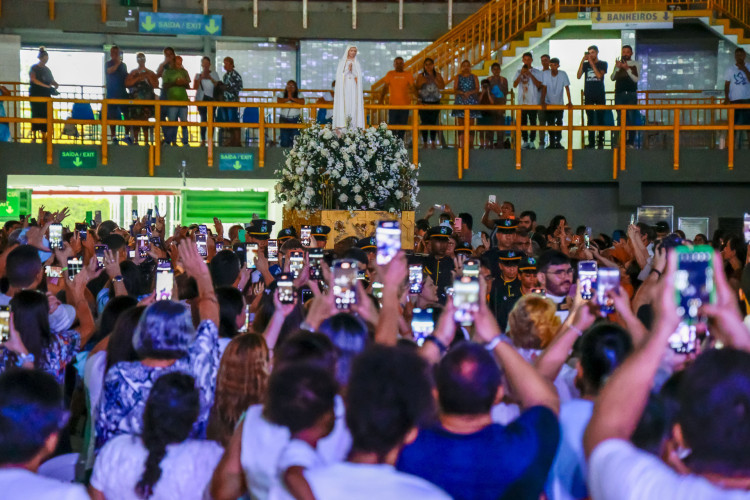 Chegada da imagem peregrina de Nossa Senhora de Fátima em missa realizada no Ginásio Paulo Sarasate  