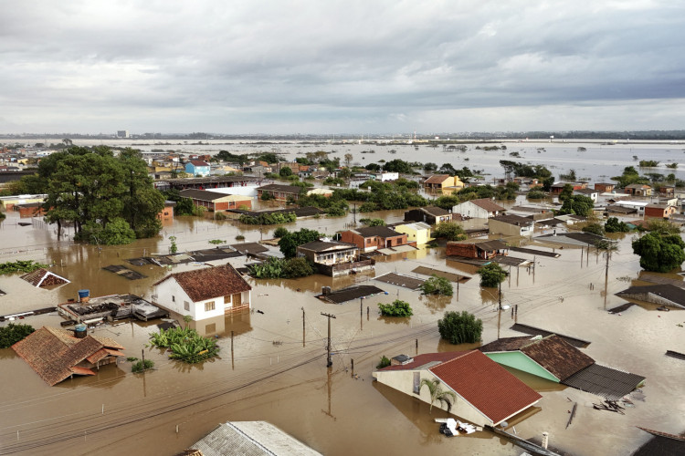 ￼RUAS alagadas e imóveis tomados pela água em Porto Alegre