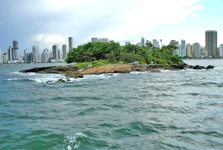 A cidade tem ainda a Ilha das Cabras (foto), o Morro do Careca, diversas opções de turismo, lojas de souvenir e até um bondinho para turistas. O Boulevard de San Miguel é muito lindo também.  (Foto: W Feistler - Wikimédia Commons)