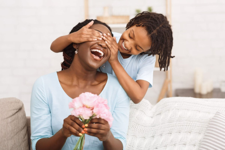 Características da mãe de cada signo ajudam a escolher o presente ideal para o Dia das Mães (Imagem: Prostock-studio | Shutterstock)