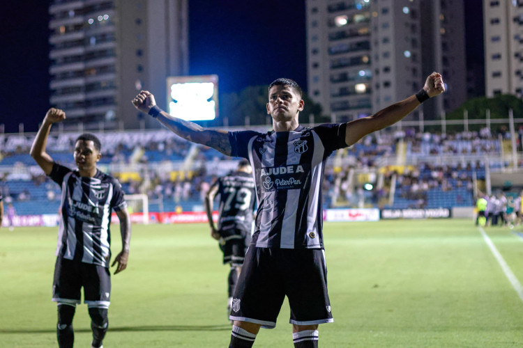Facundo Barceló comemora gol no jogo Ceará x CRB, no PV, pela Série B 2024