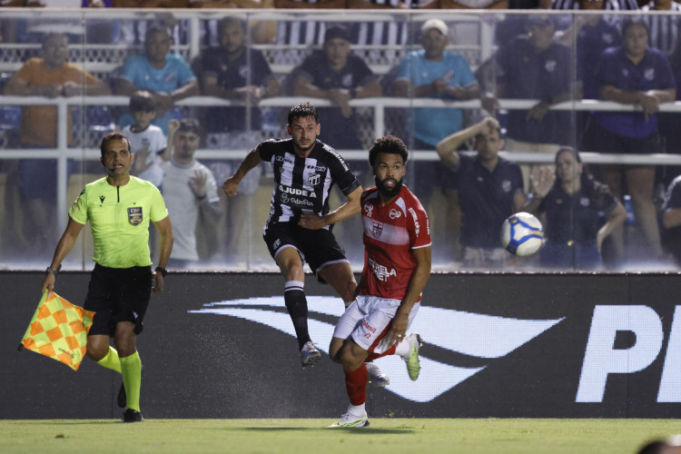 Facundo Castro e Falcão disputam lance no jogo Ceará x CRB, no PV, pela Série B 2024