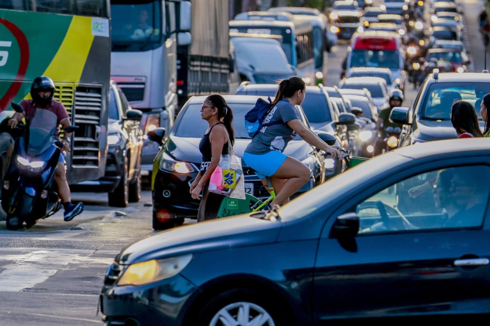 Em três décadas e meia, a frota de carros nas ruas de Fortaleza subiu de 210 mil para quase 1,4 milhão de veículos(Foto: FCO FONTENELE)