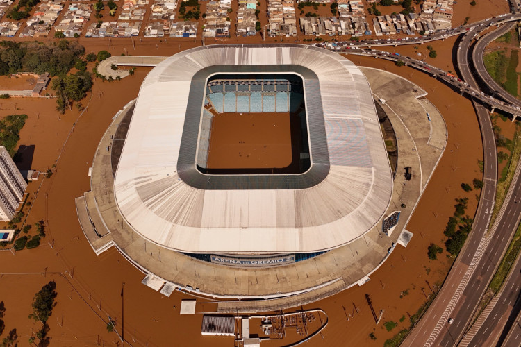Arena do Grêmio, em Porto Alegre, inundada pelas fortes chuvas no Rio Grande do Sul